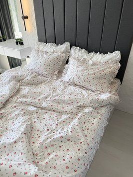 Постельное белье с рюшами и розовыми цветами 161053-oneandhalf фото