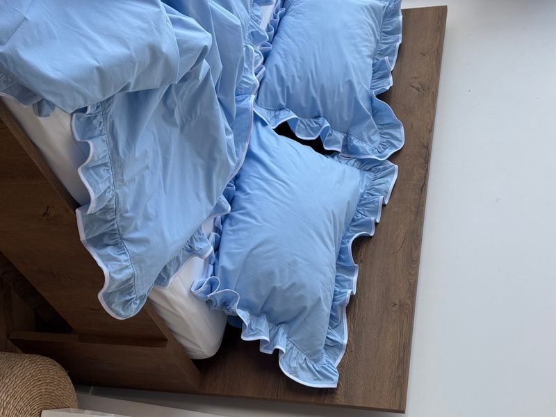 Постельное белье с рюшами небесное 161010-oneandhalf фото