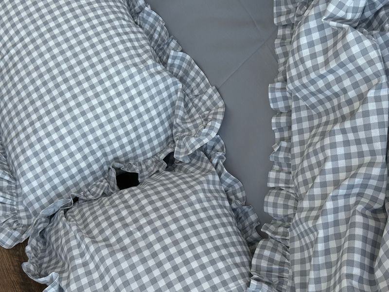Постельное белье с рюшами серая клетка 161011-oneandhalf фото